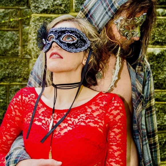 Red mini dress tied up with the perfect bow - Picture 4 of 9